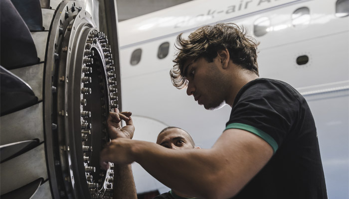 interior descubriendo la carrera de tecnico de mantenimiento aeronautico un viaje hacia el exito profesional brok air academy | Brok-air Academy